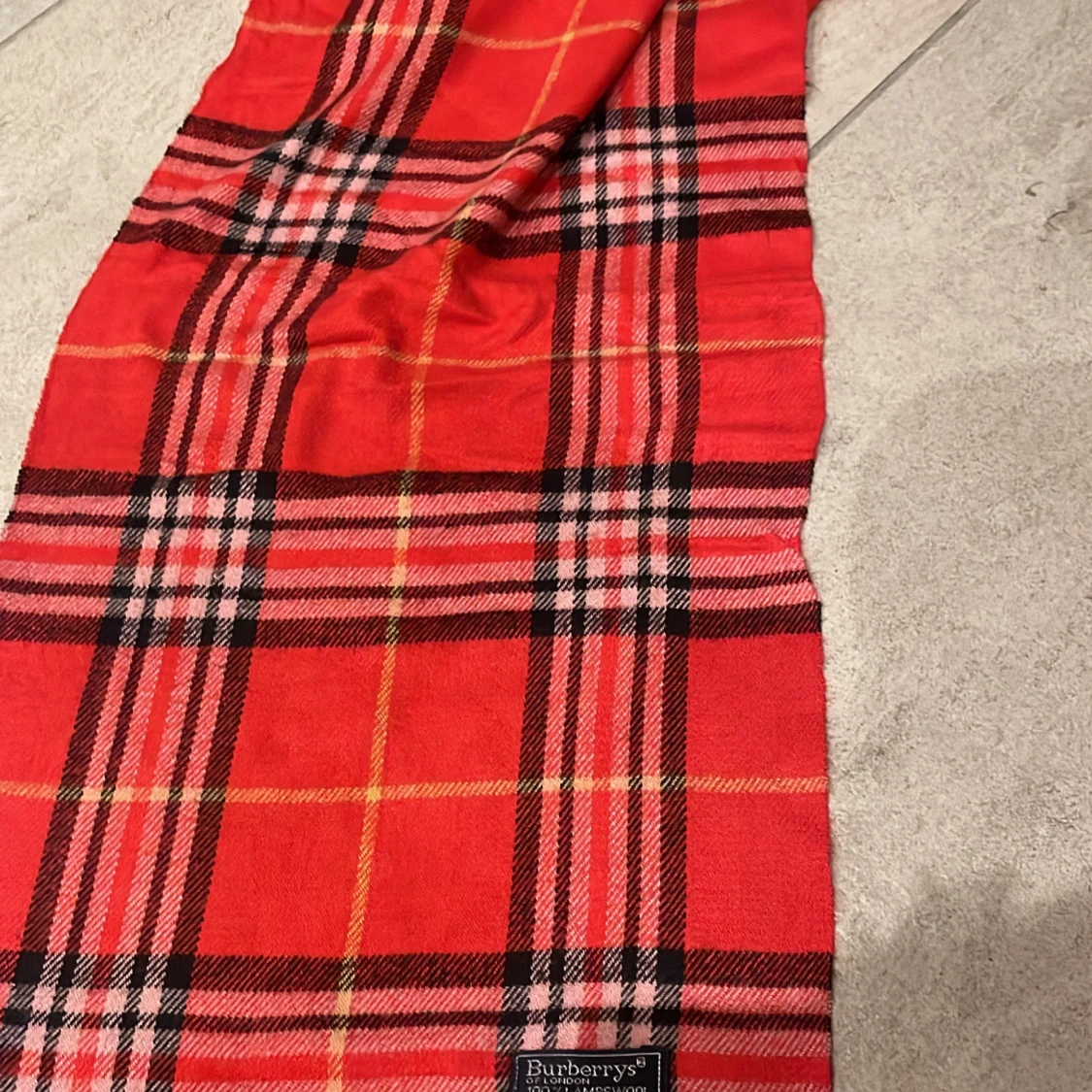 Rutig röd halsduk från Burberry - 1