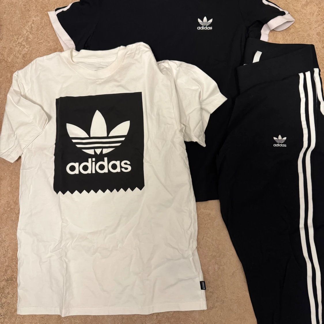 Svart Adidas t-shirt med vita ränder