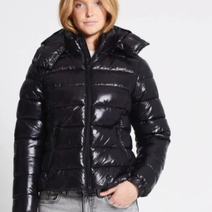 Lager 157 lager jacka modell nikki   - Lager 157 dunjacka i svart. Jag har använt den 1 gång eftersom den är jätte stor. Dm för bilder på den, pris kan diskuteras.