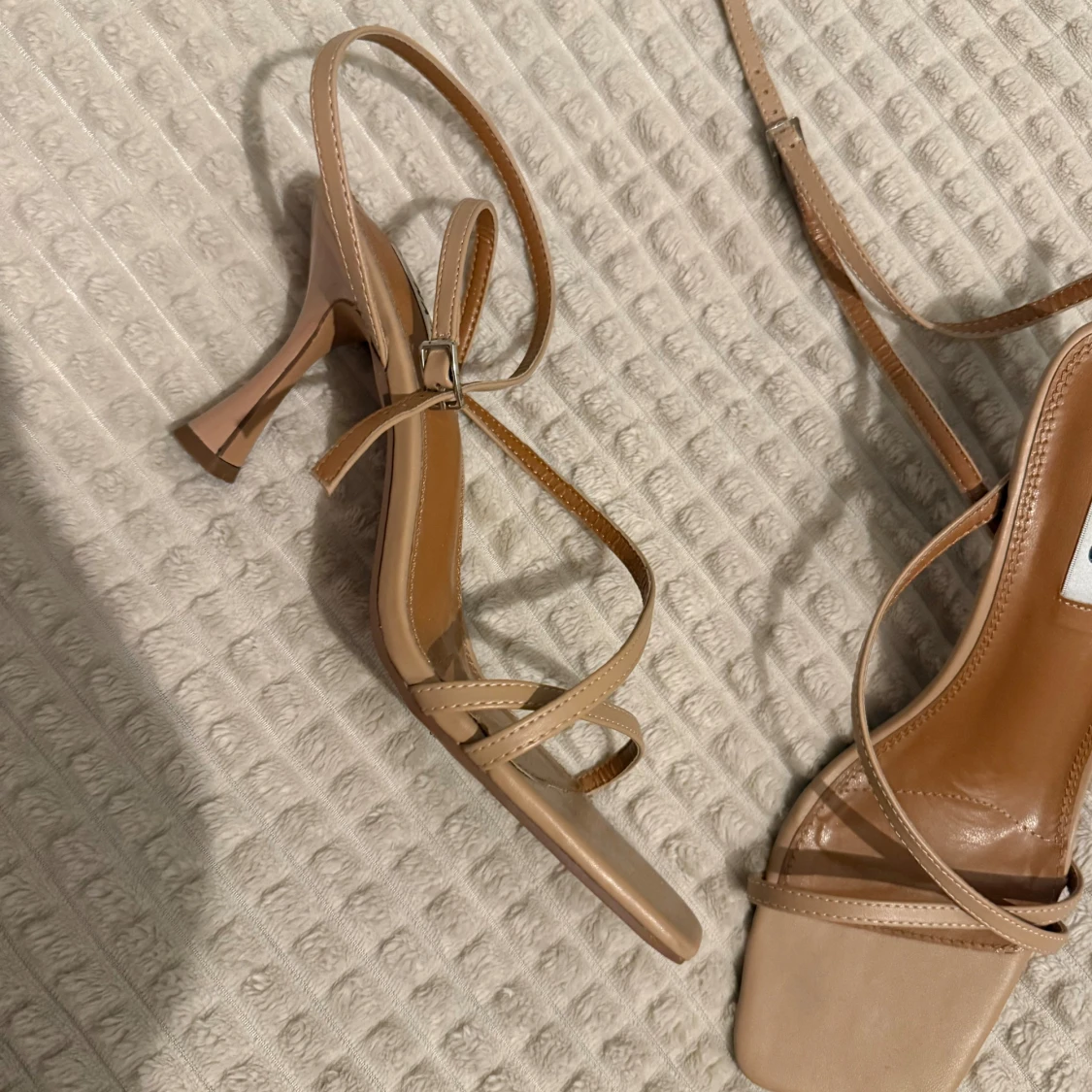 Beige sandaler med klack från NA-KD - 1