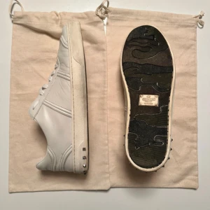 Valentino flycrew - Hej jag säljer mina flycrews, dom e lite för stora och kommer inte till användning. Riktigt snygga med alla nitar kvar och påsarna som skorna kommer med. Hör av dig vid frågor