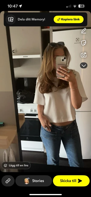 Vit T-shirt/blus - Snygg vit T-shirt med klassisk trekvartsärm och lös passform. 