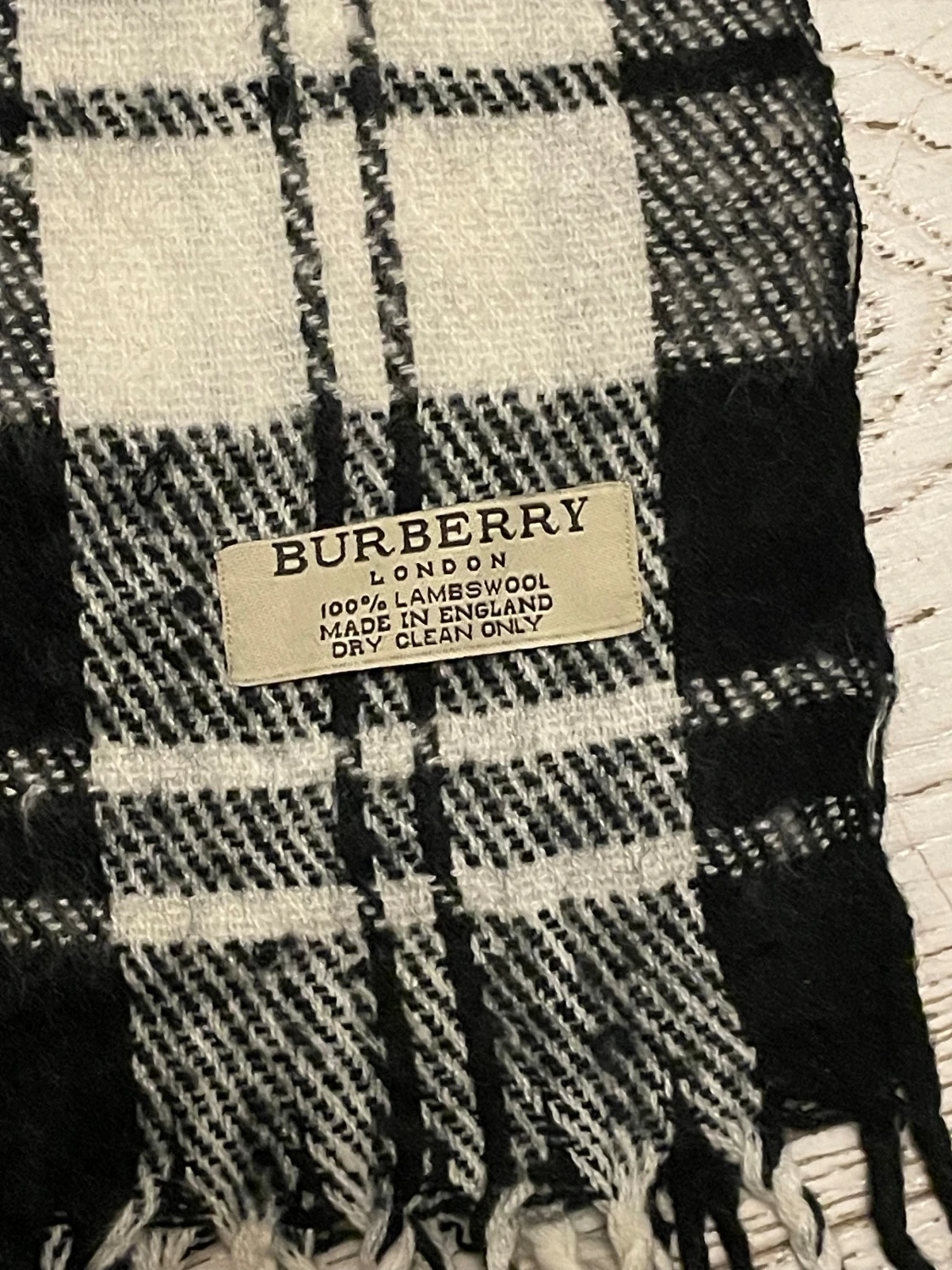 Svartvit rutig halsduk från Burberry - 1