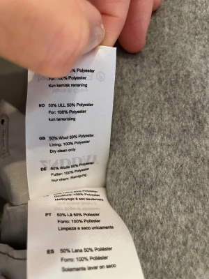 Grå yllekappa från 2NDDAY - Snygg grå kappa från 2NDDAY. Kappan har två fickor fram och är tillverkad i mjukt ullmaterial som håller dig varm och stilren. Nyskick, knappt använd.