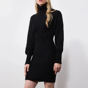 Svart stickad poloklänning NA-KD  - Säljer min NYA poloklänning från NA KD. Den är tillverkad i ett mjukt stickat material som känns både mysigt och trendigt. Perfekt för lyxig look och perfekt till höst och vintern men tights under 🍁🌟💓