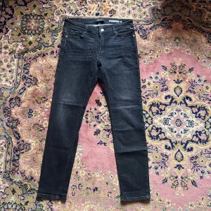 Svarta Replay Anbass jeans slim fit 32/30 - Säljer ett par svarta Replay Anbass jeans i slim fit. Jeansen har klassisk femficksdesign, dragkedjegylf och snyggt tvättad finish. Materialet är stretchigt jeans för en bekväm passform. Perfekta för dig som gillar en smal siluett och stilren look.