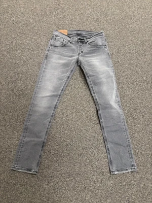 Dondup Jeans  - Dondup Jeans! Trendigaste jeansen på marknaden.  Skick= 9,5/10 Ny pris= 4000 kr Säljs för= 850 kr,  storlek 30/31