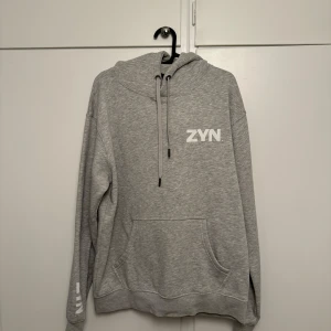 Grå ZYN hoodie - Grå zyn hoodie! 😆