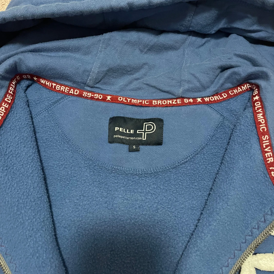 Blå hoodie från Pelle P med dragkedja - 1