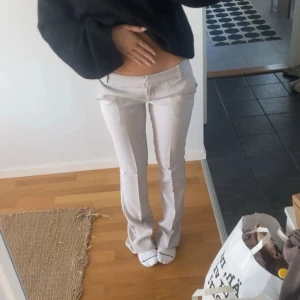 Beiga kostymbyxor  - Säljer ett par beiga kostymbyxor från bikbok! Bra skick, har använt en gång. Dock är de för långa så därför är de lite smutsiga längst ner. De är i modellen tall och storlek 36 men jag är en 34 i vanliga fall 💓