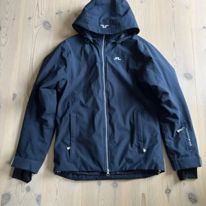 J.lindeberg skidjacka - Säljer en av mina skidjackor. Praktisk och varm jacka. Fodrad med snölås och smidiga fickor. Nypris runt 5000kr. Finns i Göteborgsområdet. 