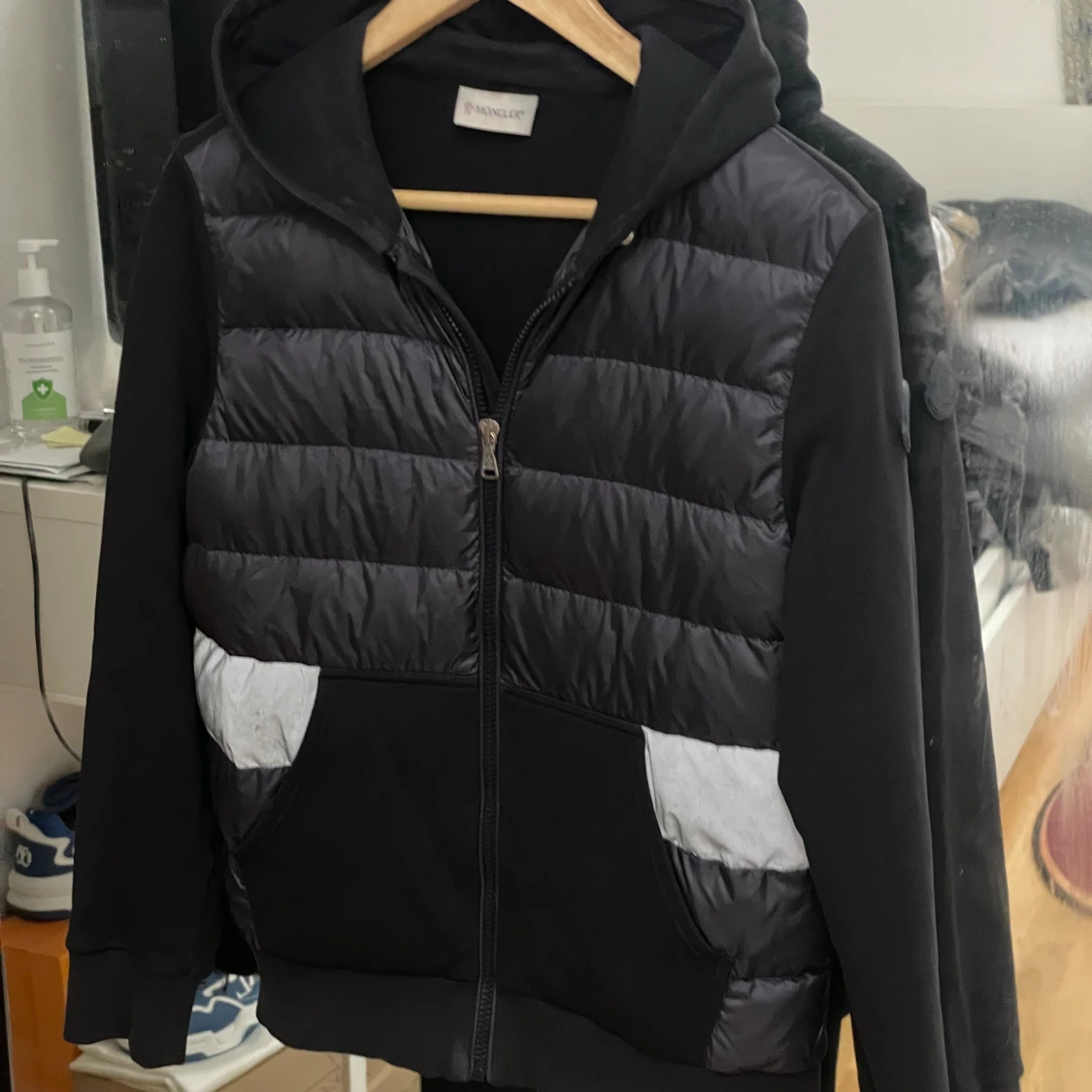 Svart pufferjacka med huva från Moncler