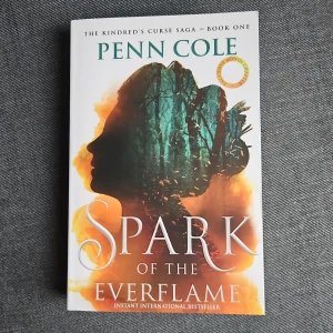 Spark of the Everflame Penn Cole - Första delen i The Kindred's Curse Saga! En episk fantasyberättelse om hemligheter, magi och förbjuden kärlek. Perfekt för dig som älskar spänning, mystik och slow-burn romance. Upptäck en värld fylld av demigudar, rebeller och farliga allianser.