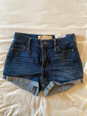 Hollister shorts  - Supersnygga Hollister shorts med broderad bakficka! W 24