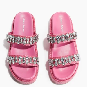 Rosa sandaler med strass från Public Desire - Superfina rosa sandaler med två breda remmar täckta av stora glittrande strassdetaljer. Snygg chunky sula och öppen tå, perfekt för att sticka ut. Materialet är en mix av syntet och textil med en lyxig känsla.
