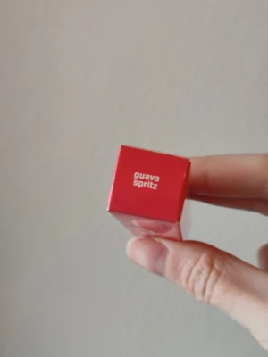 Rhode Peptide Lip Tint - Guava Spritz - Rhode Peptide Lip Tint i färgen Guava Spritz. Innehåller sheasmör, babassu och cupuaçu. 10ml. Helt ny!