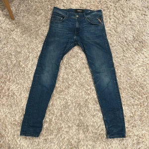 Replay Blue Jeans - Några använda men hela och fina Replay slim fit blue jeans. Length:30 Waist:29