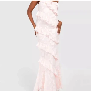 Ljusrosa långklänning med volanger - Super fin rosa volang klänning. Passar perfekt till bal💞Aldrig använd !!