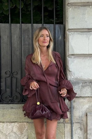 Populär NA-KD klänning - Den populära volang klänningen från NA-KD! Prislapp kvar. Perfekt till jul! Storlek xxs men stor i storlek så den passar som en vanlig xs!