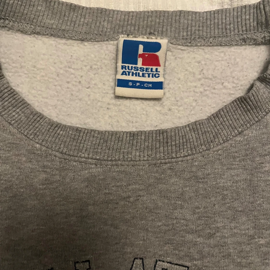 Grå sweatshirt från Russell Athletic - 3