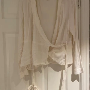 Omlott blus  - Vit omlott-blus från Monki i storlek XL💕  Sparsamt använd så mycket gott skick!