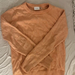 Ljus orange stickad tröja från Vila - Supermysig ljus orange stickad tröja från Vila i storlek XS. 