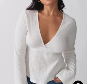 Super fin vit långtröja med knyte🤍 - Fin tröja till både vardag och fler speciella tillfällen! Säljer då den tyvärr inte kommer till andvändning längre!😊