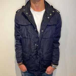 Gant FieldJacka - Extremt snygg och tjock jacka ifrån GANT perfekt för vintern. Pris ej hugget i sten | Strl - S | Skick - 10/10 | Nypris - ca 3400kr | Vid minsta lilla fundering är det bara att skriva!