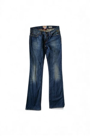 Replay Jeans - Flared/Straight - W28 L32 - Såå snygga Jeans från Replay. Storlek 28 i midjan och 32 i längden! Inga defekter. Blandning mellan bootcut och straight!💕  Skriv för flera bilder eller frågor. Öppen för bud!💬  Postar inom 24h💌 