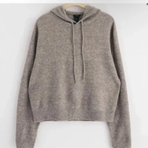 Stickad hoodie - En stickad hoodie från Lindex. Lite nopprig men inte mycket! Säljer för att den inte kommer till användning längre. Skriv för egna bilder!! Kom gärna med prisförslag 💓