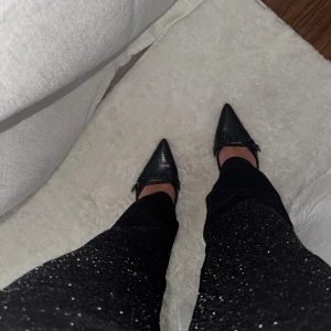Svarta glittriga byxor med rak passform - Säljer dessa unika och slutsålda svarta glittriga byxorna. Dem är midwaist och supersköna, stretchiga och tappar inget glitter. Har tagit väl hand om dem och är riktigt fina till fest, middagar, nyår⭐️