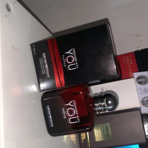 Stronger With You Parfum 100ml - Upptäck Emporio Armani Stronger With You Parfum i 100 ml. En modern och stilren doft som sticker ut och passar perfekt för dig som vill ha något extra. Tillverkad i Frankrike.