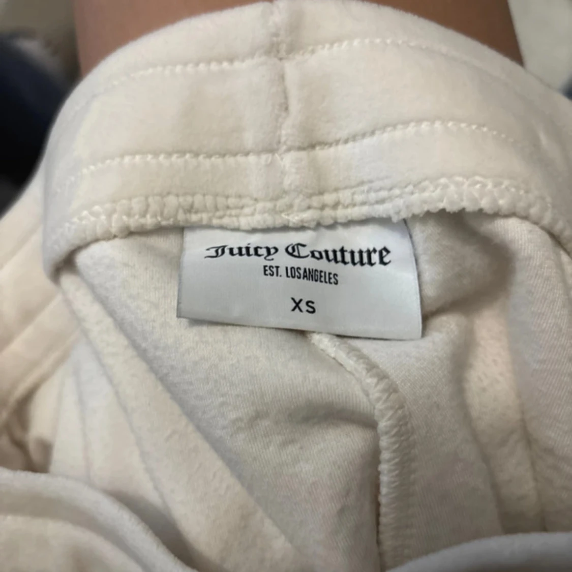 Krämvita Juicy Couture mjukisbyxor - 3