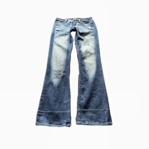 Jeans - Sjukt snygga lowaist bootcut jeans. 💓 midjemått = 36cm innerbenslängd = 82cm <3 skulle säga att de är en 36. 