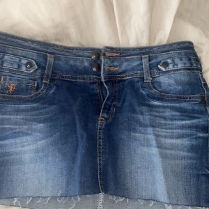 Snygg jeanskjol  - Säljer min jeanskjol då den inte passar men den är i helt nyskick. Hör av er vid intresse❤️