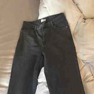 Svarta raka jeans från Lindex  - Snygga svarta jeans från Lindex med klassisk femficksdesign och raka ben. Jeansen har hög midja och är tillverkade i ett robust denimtyg som ger en cool vintagekänsla. Storlek 36. Finns ingen information om längd men för mig som brukar ha 32/34 så var de för korta. Skulle gissa på att de är 30 i längd. Köpta second hand för 149 kr och endast provade. Väldigt bra skick 