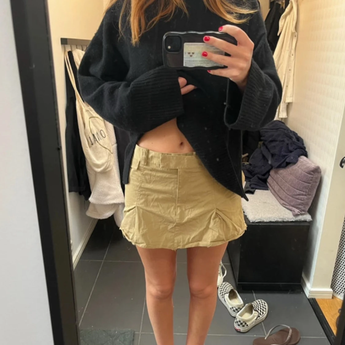 Beige kortkjol i kostymmaterial - 1