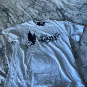 Vlone Tshirt - En Vlone tshirt, med ett stort ”V” och rökdetaljer. Storlek M men den har krympt så sitter som en S och lite tight