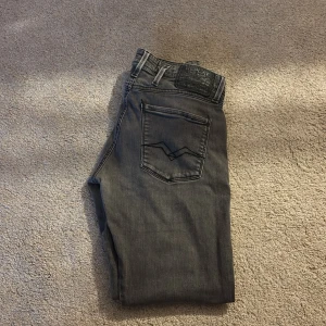 Replay jeans anbass  - :Replay jeans anbass slim fit: 📊Colour: Grå 📏 size : W=30 ♻️Condition: nästan helt nya 