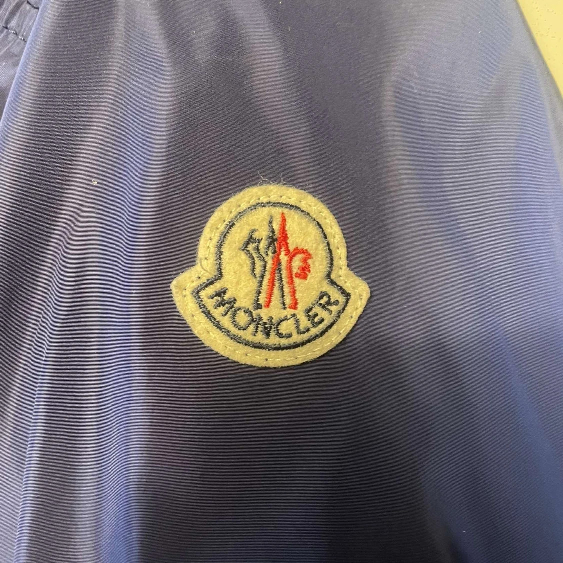 Blå vindjacka från Moncler.  - 4