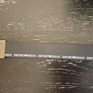 Armani bälte 100cm - Bältets läder är slitet på tippen därav det låga priset men är i bra skick annars. originalpris: 1599kr från boozt.com 