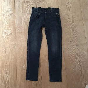 Mörkblå Slim-Fit Replay jeans  - Säljer ett par riktigt fräscha mörkblå jeans från Replay.                             Nypris: ca 1000-1200. Storlek 28-30