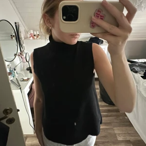 Svart polokrage - Säljer den populära polokrage toppen från Zara som är slutsåld. Toppen är ärmlös och har en rak, loose passform som ger en chill vibe. Aldrig använd🤩🤩