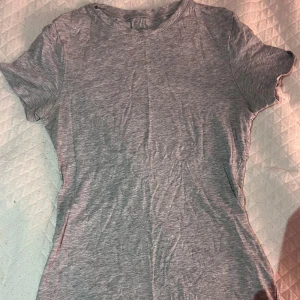 Grå t-shirt från Intimissimi, S - En basic grå t-shirt från Intimissimi i 100% bomull. Modellen är klassisk med rund halsringning och korta ärmar. Perfekt för en clean och enkel stil, lätt att matcha med allt. Superskön och mjuk känsla tack vare materialet!❤️