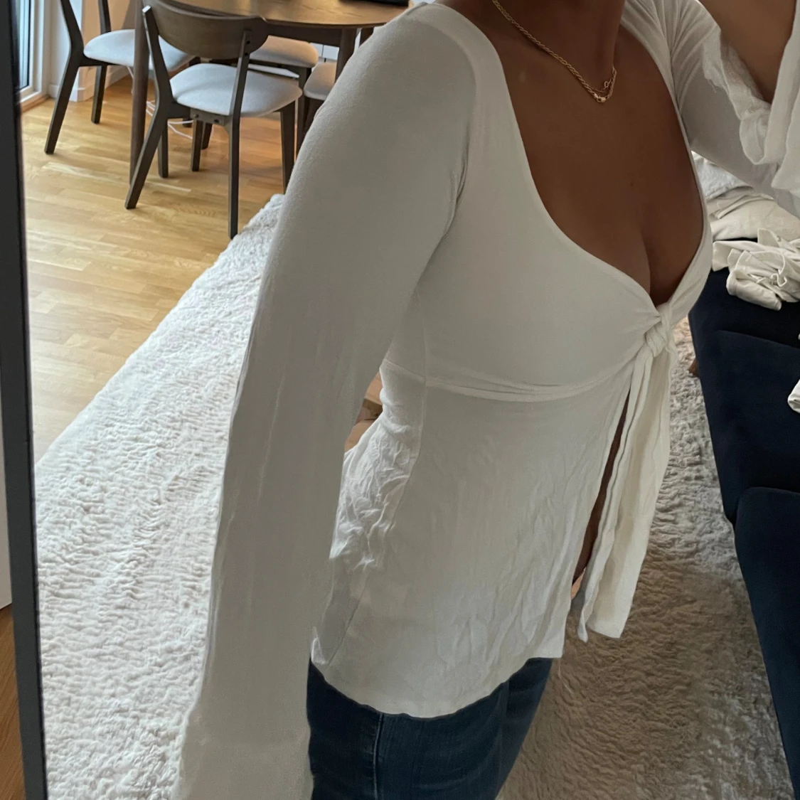 Vit långärmad omlottopp med knyt desingbysi - 1