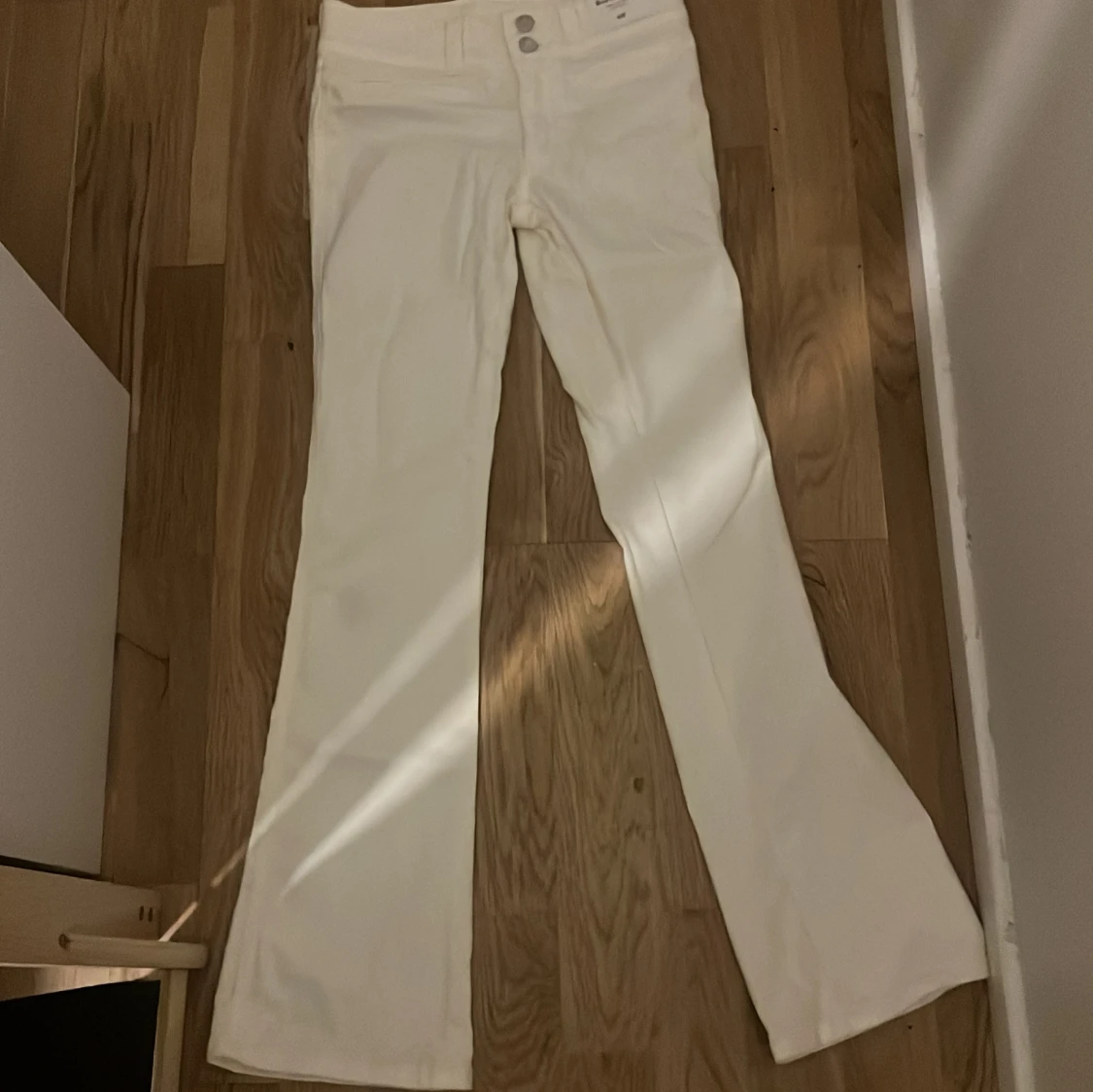 Vita bootcut byxor från H&M
