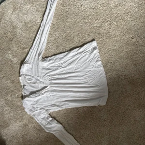 Vit blus från Massimo Dutti - Säljer en vit blus från Massimo Dutti med v-ringning och fina detaljer vid axlar och hals. Blusen har lång ärm och är gjord i mjuk bomull. Perfekt för dig som gillar en clean och fräsch look med lite extra detaljer. Jag säljer den nu då den är för liten för mig💖