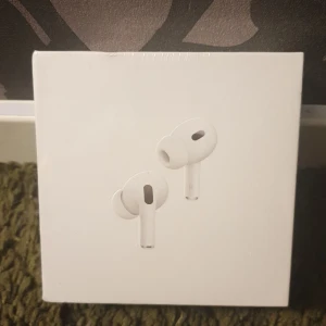 AirPods Pro (2nd generation) - Helt nya Apple AirPods Pro (2nd generation) Oöppnad originalförpackning. Aktiv brusreducering, transparensläge och trådlös laddning. Kompatibla med iOS, iPadOS, Apple Watch och Mac. Perfekt för musik, samtal och träning.