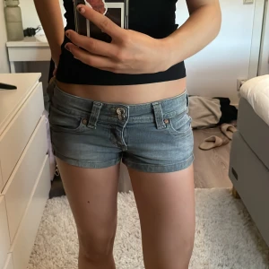 Grå jeansshorts från Bershka - Snygga grå jeansshorts från Bershka med låg midja och dubbla fickor fram. Använda ca 3 gånger. Jag säljer för att de är för små❤️pris kan diskuteras!