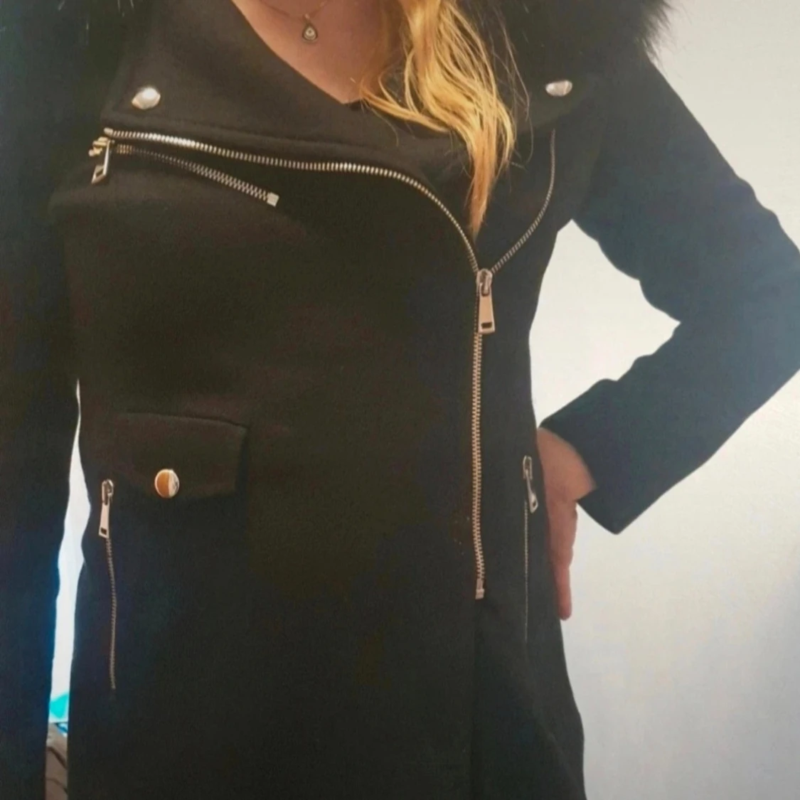 Svart kappa med fuskpäls från Zara